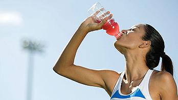 Es importante hidratarse a lo largo de un entrenamiento y una carrera.